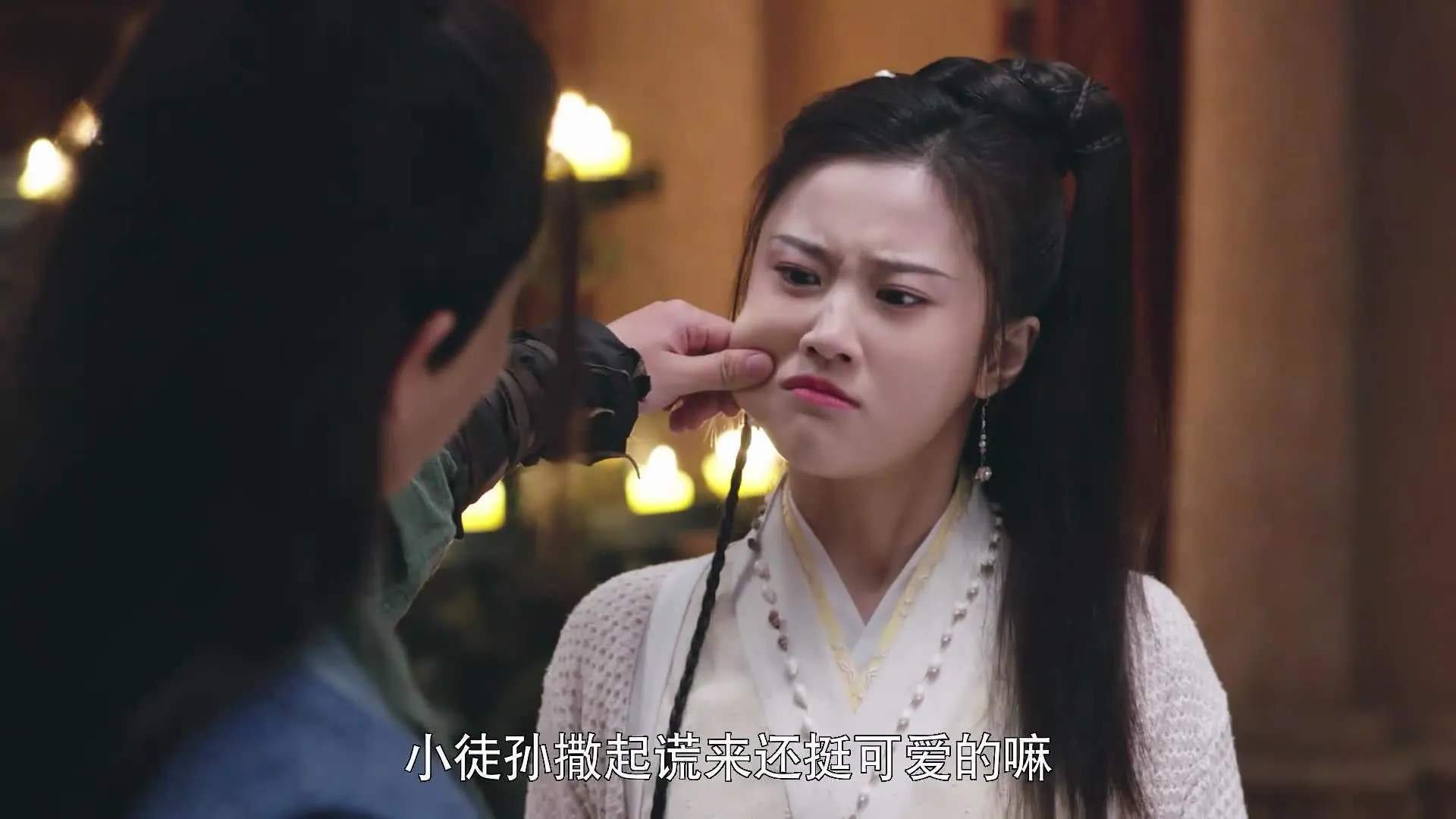 激烈较量！两队球员将在赛场上拼尽全力，两名进攻球员面对门将